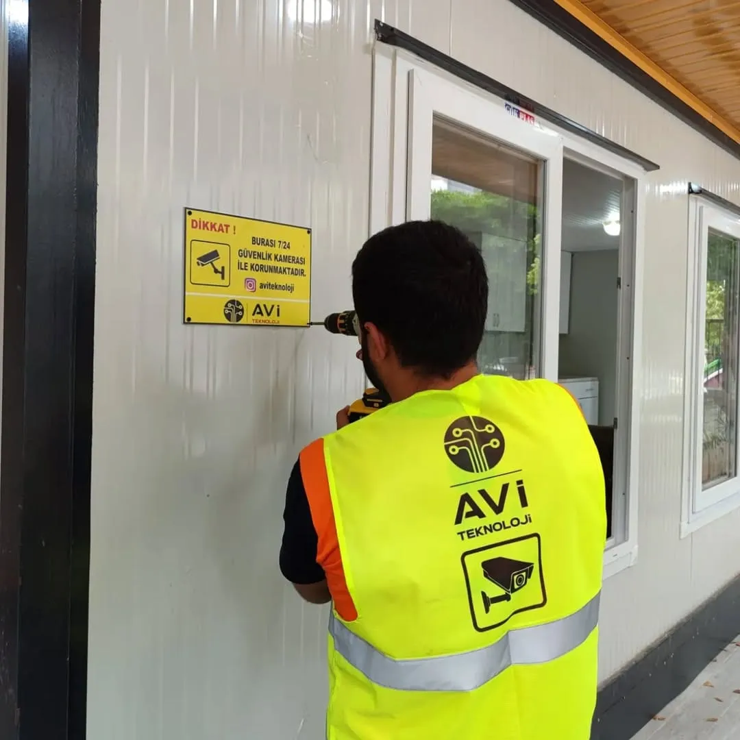 Avi Teknoloji teknik ekibinden bir çalışan saha kurulumunda